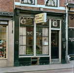 846352 Gezicht op de onderpui van het pand Voorstraat 100 (Indisch restaurant Selamat Makan) te Utrecht.